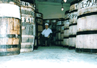 木の樽で長期熟成したブラジル原産プロポリス液の備蓄工場の木の樽の様子です。